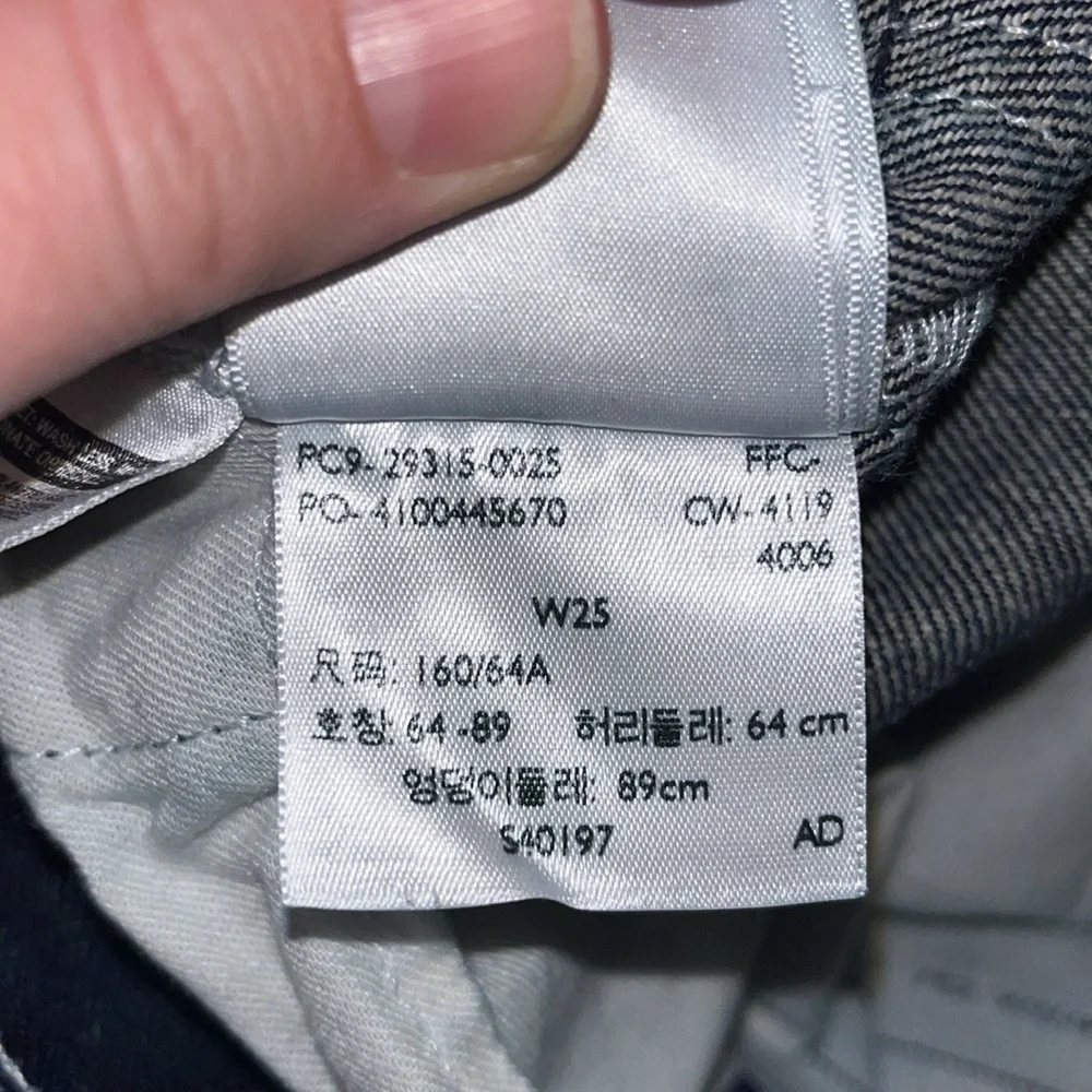 Levi’s Barrel Crop High Rise‎ Jeans with Embroidered Back Pockets.